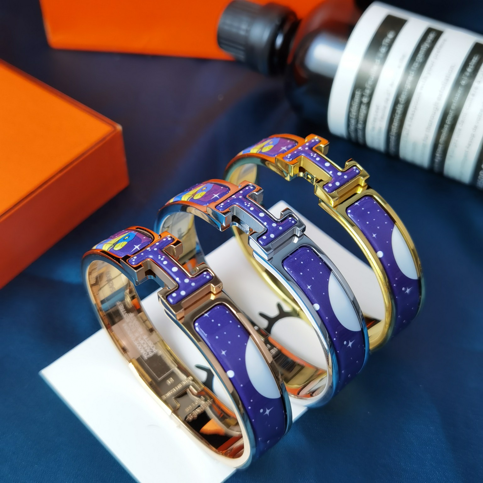 Pulsera Hermes Clic H Esmalte Dorado con Diseño Estelar Unisex 9 a1622651432360 5461