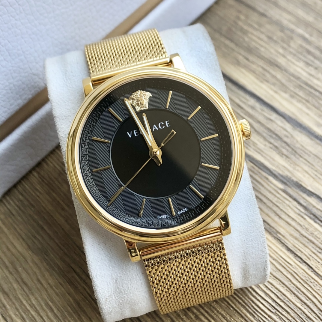 NO:157881,Batch: Original box: 50 Versace VE5A00920 series, imported quartz movement, V-shaped carved dial, Greek back pattern engraved on the outer ring of the dial, full of palace luxury charm, Medusa avatar logo at 12 o'clock. The golden braided strap is a combination of fashion and classic, and is paired with VERSACE logo hook buckle to fit the wrist, outer diameter is 42MM, first-hand price, versace, versace19860909批: 原盒:50 范思哲VE5A00920 系列,进口石英机芯,V形雕饰纹表盘,表盘外圈雕刻希腊回纹,充满宫廷华贵韵味,12点位置带美杜莎头像标识.金色编织表带时尚与经典的结合,搭配VERSACE标识勾扣灵活舒适,贴合手腕,外径42MM,一手价,,versace,versace,Watch