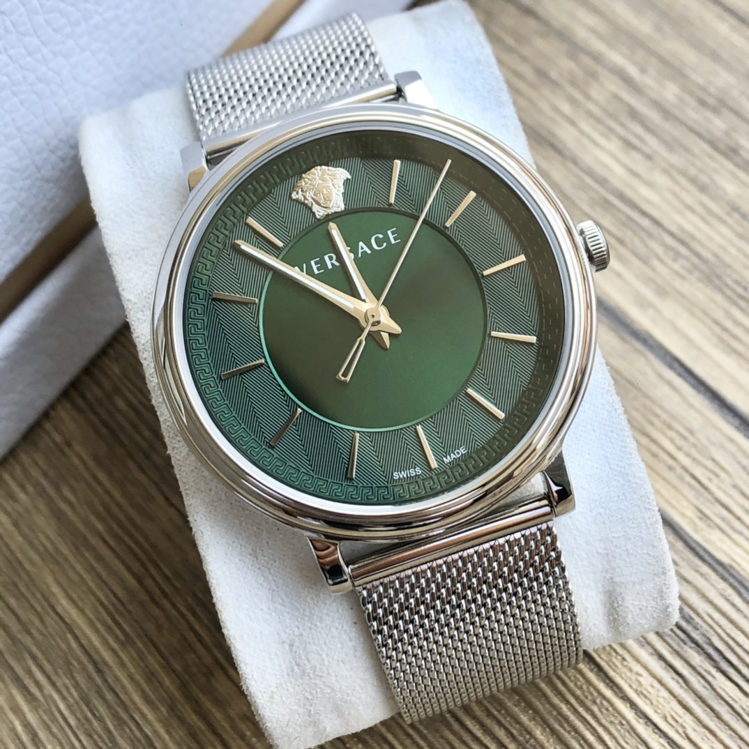 NO:157878,Bill: Original box: 50 Versace VE5A00620 series, imported quartz movement, V-shaped carved dial, Greek back pattern engraved on the outer ring of the dial, full of palace luxury charm, Medusa avatar logo at 12 o'clock. The golden braided strap is a combination of fashion and classic, and is paired with VERSACE logo hook buckle to fit the wrist, outer diameter is 42MM, first-hand price, versace, versace19860909批: 原盒:50 范思哲VE5A00620 系列,进口石英机芯,V形雕饰纹表盘,表盘外圈雕刻希腊回纹,充满宫廷华贵韵味,12点位置带美杜莎头像标识.金色编织表带时尚与经典的结合,搭配VERSACE标识勾扣灵活舒适,贴合手腕,外径42MM,一手价,,versace,versace,Watch