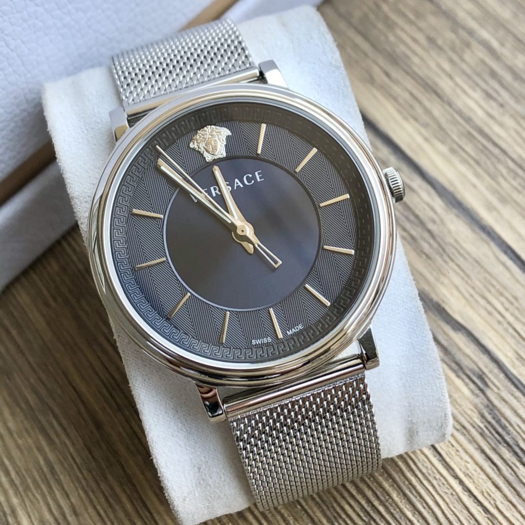 NO:157884,Bill: Original box: 50 Versace VE5A00520 series, imported quartz movement, V-shaped carved dial, Greek back pattern engraved on the outer ring of the dial, full of palace luxury charm, Medusa avatar logo at 12 o'clock. The golden braided strap is a combination of fashion and classic, and is paired with VERSACE logo hook buckle to fit the wrist, outer diameter is 42MM, first-hand price, versace, versace19860909批: 原盒:50范思哲VE5A00520 系列,进口石英机芯,V形雕饰纹表盘,表盘外圈雕刻希腊回纹,充满宫廷华贵韵味,12点位置带美杜莎头像标识.金色编织表带时尚与经典的结合,搭配VERSACE标识勾扣灵活舒适,贴合手腕,外径42MM,一手价,,versace,versace,Watch