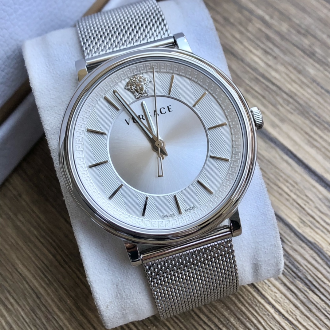 NO:157859,Case: Original box: 50 Versace VE5A00420 series, imported quartz movement, V-shaped carved dial, Greek back pattern engraved on the outer ring of the dial, full of palace luxury charm, Medusa avatar logo at 12 o'clock. The golden braided strap is a combination of fashion and classic, and is paired with VERSACE logo hook buckle to fit the wrist, outer diameter is 42MM, first-hand price, versace, versace19860909批: 原盒:50范思哲VE5A00420 系列,进口石英机芯,V形雕饰纹表盘,表盘外圈雕刻希腊回纹,充满宫廷华贵韵味,12点位置带美杜莎头像标识.金色编织表带时尚与经典的结合,搭配VERSACE标识勾扣灵活舒适,贴合手腕,外径42MM,一手价,,versace,versace,Watch