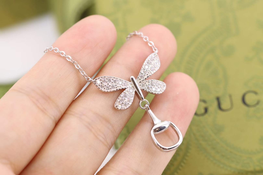 NO:101594,New product Gucci Fairy exclusive full diamond butterfly collarbone necklace. The full micro diamonds are paired with the butterfly shape that dances, which is not flexible and flashing, and is super energetic. The indirect love design of the chain body is more innovative than the ordinary chain!  Chain length 50 cm, 925 sterling silver, Gucci necklace, gucci, gucci, necklace, pure silver19860909新品 古驰 Gucci 仙女专属满钻蝴蝶锁骨项链 满满微镶钻搭配偏偏起舞的蝴蝶造型,不灵不灵闪,超级富有活力感,链身间接爱心设计,比一般链条更为特别有新意！ 链长50厘米、925纯银,古驰项链,gucci,gucci,necklace,pure silver,Jewelry