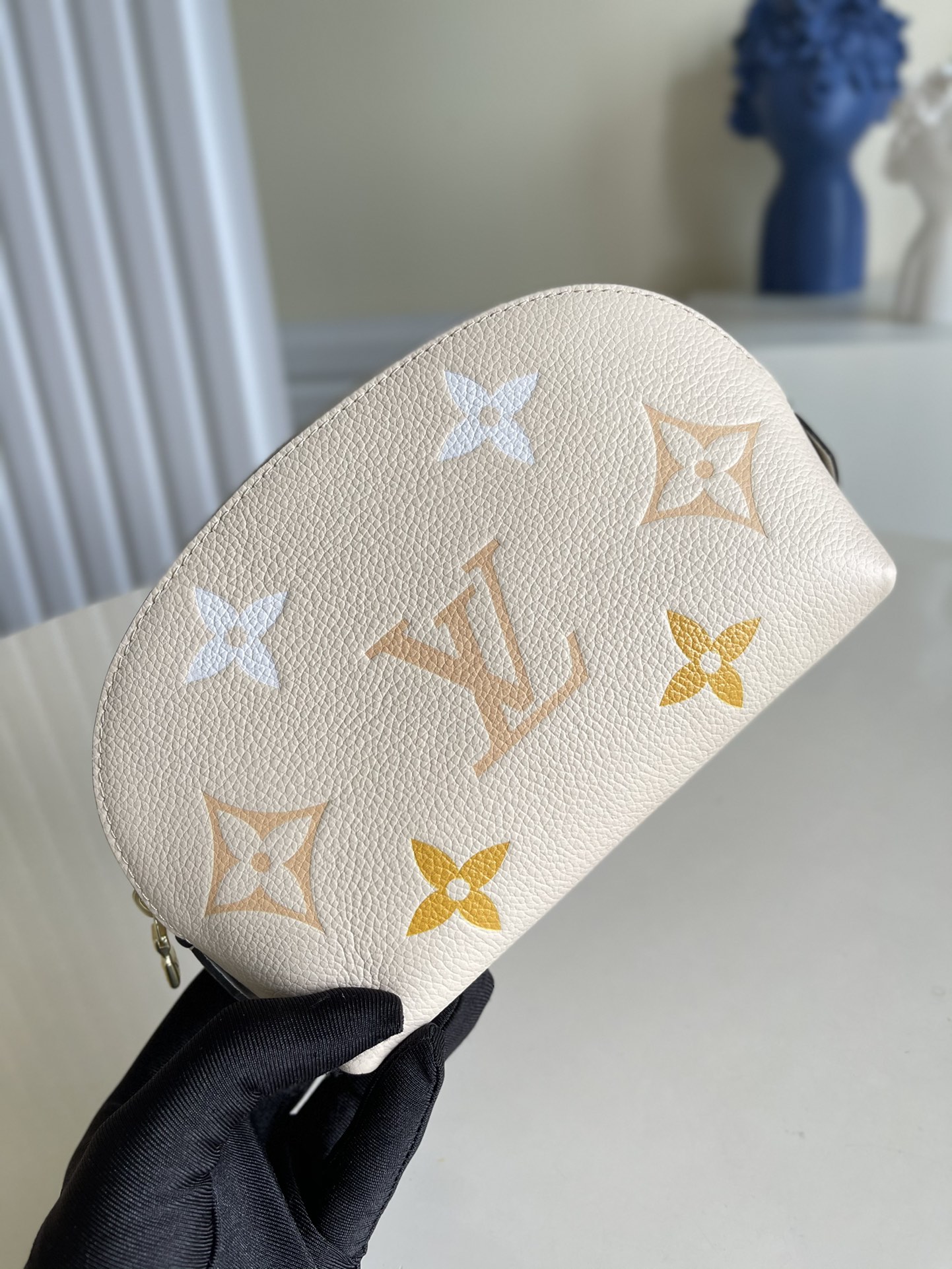 NO:397245,【Exclusive real photo M80502 Vanilla Yellow】 New makeup bag This By The Pool makeup bag is made of exquisite pink Monogram Empreinte leather, with a gradient dark pink Monogram pattern embellished on it, giving it a summery style. It is equipped with an inner patch bag and a washable lining, which is suitable for travel and daily use. Detailed features 19 x 12 x 6 cm (length x height x width) rose red embossed cowhide leather fabric lined gold metal trim round zipper opening and closing washable fabric lined 1 inner patch bag v.,LV【Original leather】,louis vuitton,cosmetic bags & cases,cowhide19860909【独家实拍M80502香草黄】 新款化妆包 本款 By The Pool 化妆包由精致的粉色 Monogram Empreinte 皮革制成,渐变深粉色 Monogram 图案点缀其上,焕发夏日风情.配有内贴袋及可水洗内衬,旅行与日常使用皆宜.详细特征19 x 12 x 6 厘米(长度 x 高 x 宽)玫红色压纹牛皮皮革织物内衬金色金属饰件圆形拉链开合可水洗织物内衬1 个内贴袋 v.,LV【原厂皮】,louis vuitton,cosmetic bags & cases,cowhide,Bag