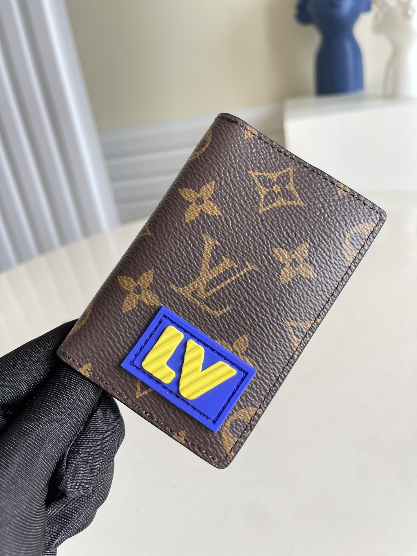 NO:396967,【Exclusive real photo M45787】 Men's new card bag The autumn pocket wallet is a classic Monogram canvas that incorporates the bright colors of LV letter latex patches. The neat design includes card slots and pockets, and orderly storage of cash and paper. Size 8 x 11 x 1 cm v., LV [original leather], louis vuitton19860909【独家实拍M45787】 男士新款卡包 秋季款口袋钱夹为经典 Monogram 帆布融入 LV 字母乳胶贴饰的明亮色彩.工整设计包含卡位和口袋,有序收纳现金和纸张.尺寸8 x 11 x 1 厘米 v.,LV【原厂皮】,louis vuitton,Bag