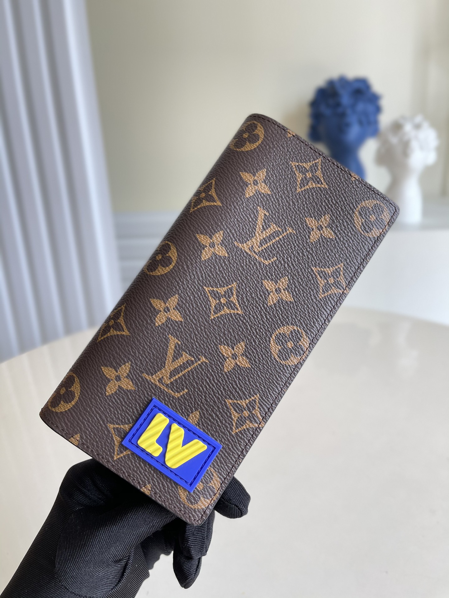 NO:396971,【Exclusive real photo M80523】 The new men's suit clip Brazza wallet is a classic Monogram canvas embellished with 3D rubber patches, announcing the interesting interpretation of the Louis Vuitton logo. There are plenty of space to have card slots, change compartments and bill pockets. Size 10 x 19 x 2 cm v.,LV [original leather],louis vuitton,louis vuitton,business suit19860909【独家实拍M80523】 男士新款西装夹 Brazza 钱夹为经典 Monogram 帆布点缀 3D 橡胶贴饰,宣告路易威登标识的奇趣演绎.充裕空间内设卡位、零钱隔层和票据口袋. 尺寸10 x 19 x 2 厘米 v.,LV【原厂皮】,louis vuitton,louis vuitton,business suit,Bag
