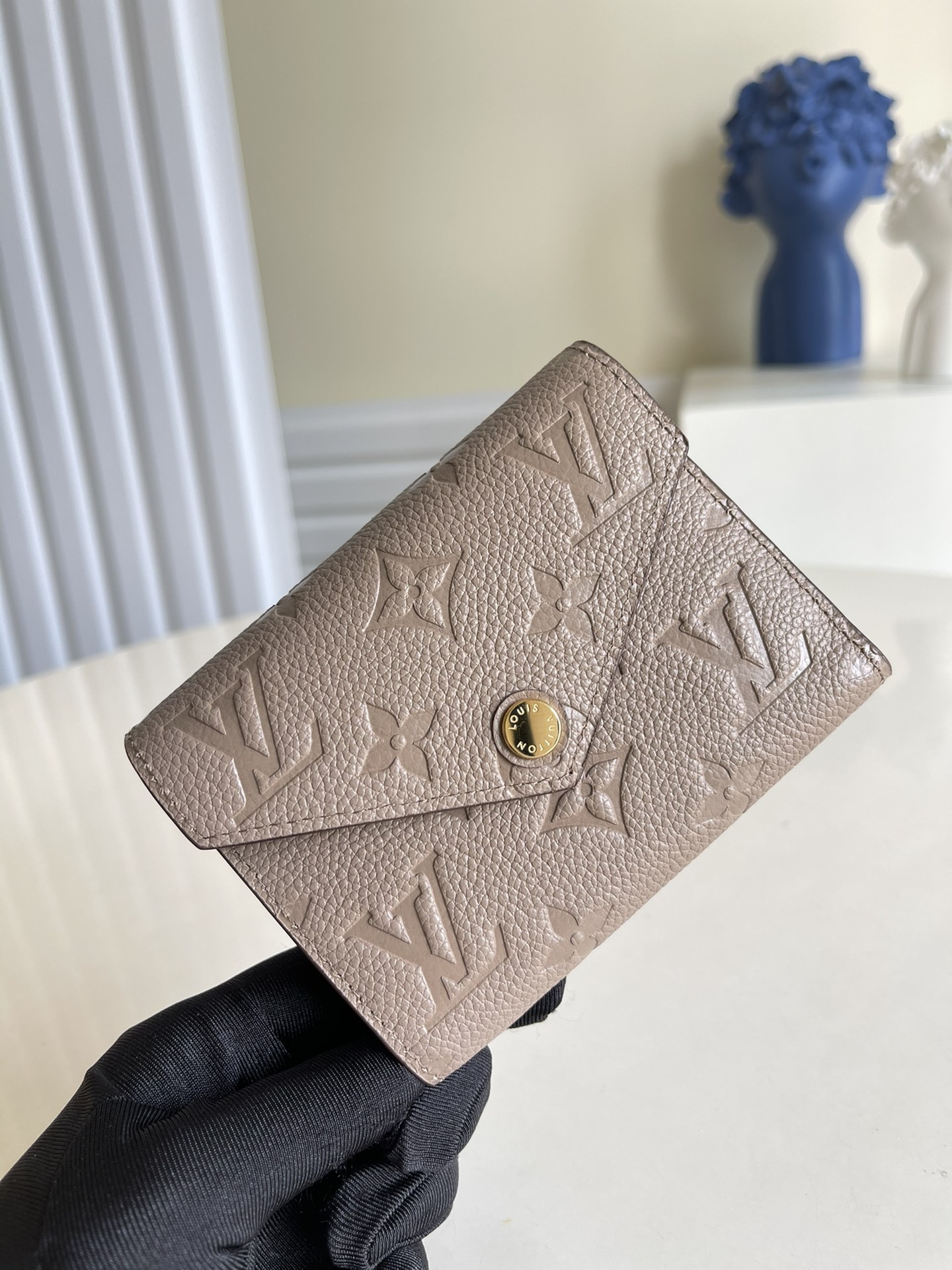 NO:396975,[Exclusive real photo M64060 apricot] Three-fold wallet is made of luxurious embossed leather, with a fashionable style, and an extremely practical design ensures safe storage and easy access to credit cards and private property. Size 12X9cm v., LV [original leather], louis vuitton19860909【独家实拍M64060杏】三折钱夹采用奢华的压纹皮革制作,风格时尚,而极为实用的设计确保信用卡与私人财物安全存放、取用便捷.尺寸12X9cm v.,LV【原厂皮】,louis vuitton,Bag