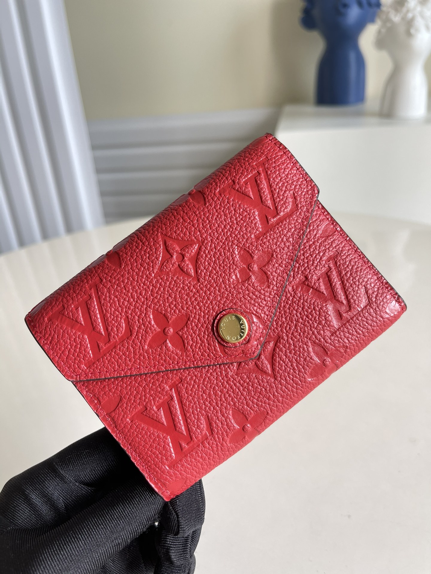 NO:396977,[Exclusive real photo M64060 big red] The three-fold wallet is made of luxurious embossed leather, with a fashionable style, and the extremely practical design ensures safe storage and easy access to credit cards and private property. Size 12X9cm v., LV [original leather], louis vuitton19860909【独家实拍M64060大红】三折钱夹采用奢华的压纹皮革制作,风格时尚,而极为实用的设计确保信用卡与私人财物安全存放、取用便捷.尺寸12X9cm v.,LV【原厂皮】,louis vuitton,Bag