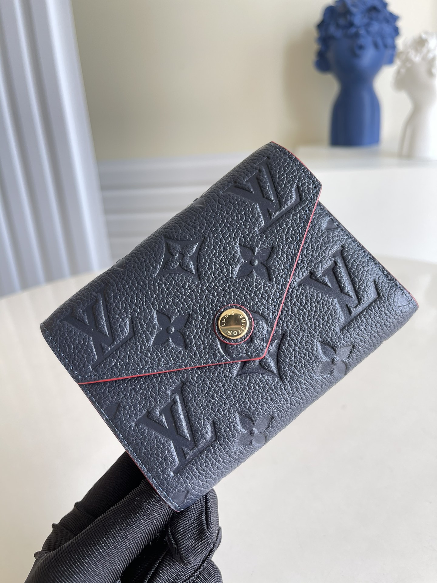 NO:396981,[Exclusive real photo M64060 Navy] Three-fold wallet is made of luxurious embossed leather, with a fashionable style, and extremely practical design ensures safe storage and easy access to credit cards and private property. Size 12X9cm v., LV [original leather], louis vuitton19860909【独家实拍M64060海军蓝】三折钱夹采用奢华的压纹皮革制作,风格时尚,而极为实用的设计确保信用卡与私人财物安全存放、取用便捷.尺寸12X9cm v.,LV【原厂皮】,louis vuitton,Bag