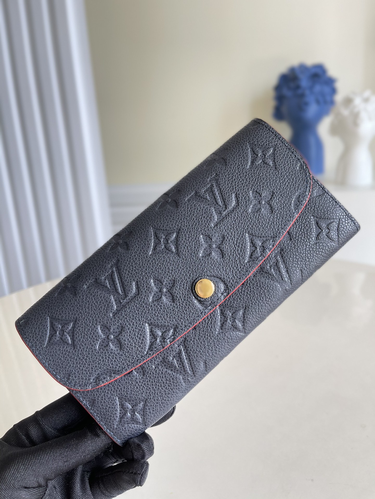 NO:396983,[Exclusive real shot of M69417 Navy] A model of combining practical functions and fashionable style. This versatile Emilie wallet uses exquisite Monogram Empreinte leather, which shows elegance from the inside out. The rich pockets and attractive shape exude unstoppable charm. Size 19.5×10cm V., LV [original leather], louis vuitton19860909【独家实拍M69417海军蓝】 实用功能与时尚风格相结合的典范,此款百搭Emilie钱夹采用精致的Monogram Empreinte皮革,由内而外尽显优雅.丰富的口袋与极具吸引力的造型散发出难挡魅力.尺寸19.5×10cm V.,LV【原厂皮】,louis vuitton,Bag