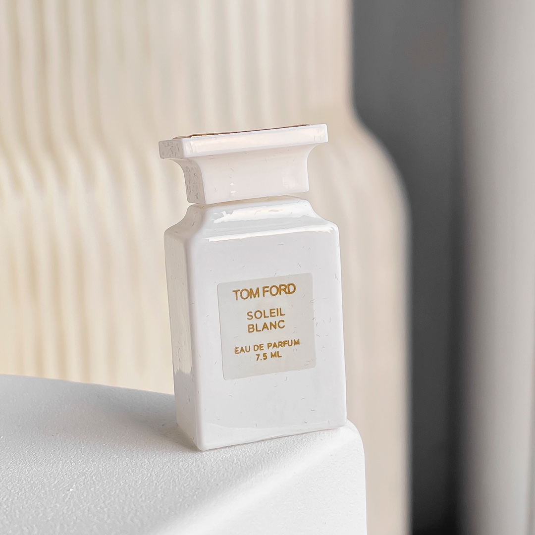 95💰专柜品质
TF小样香水五件套长款，配礼袋❗️5*10ml，高档礼盒包装，内含‣雪映流光+白麝香+苦桃+乌木沉香+阳光琥珀，小样超级划算，方便携带，送礼最佳！！！香味正！！💰95