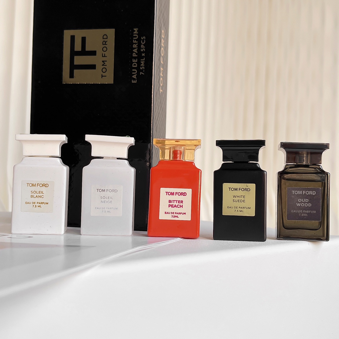 95💰专柜品质
TF小样香水五件套长款，配礼袋❗️5*10ml，高档礼盒包装，内含‣雪映流光+白麝香+苦桃+乌木沉香+阳光琥珀，小样超级划算，方便携带，送礼最佳！！！香味正！！💰95