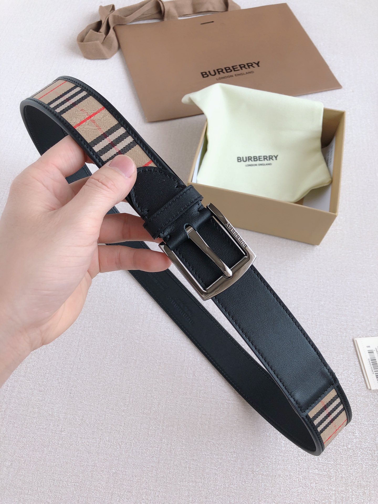 Burberryba Men’s Belts: Classic Leather Series with Fashion Buttons and Synchronised Cabinets - 图片 4