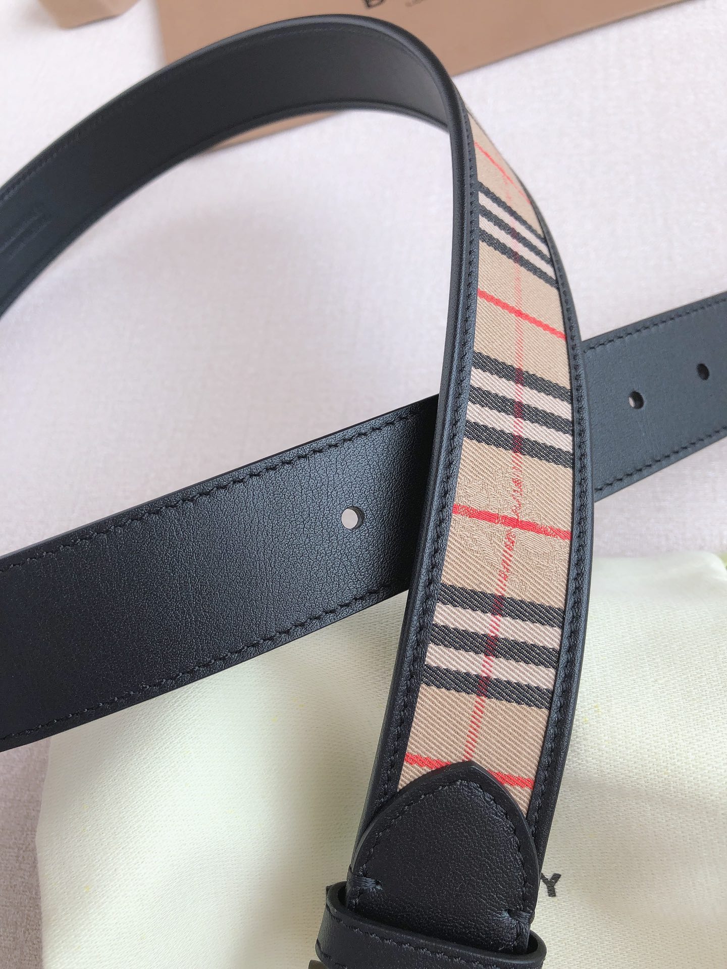 Burberryba Men’s Belts: Classic Leather Series with Fashion Buttons and Synchronised Cabinets - 图片 8