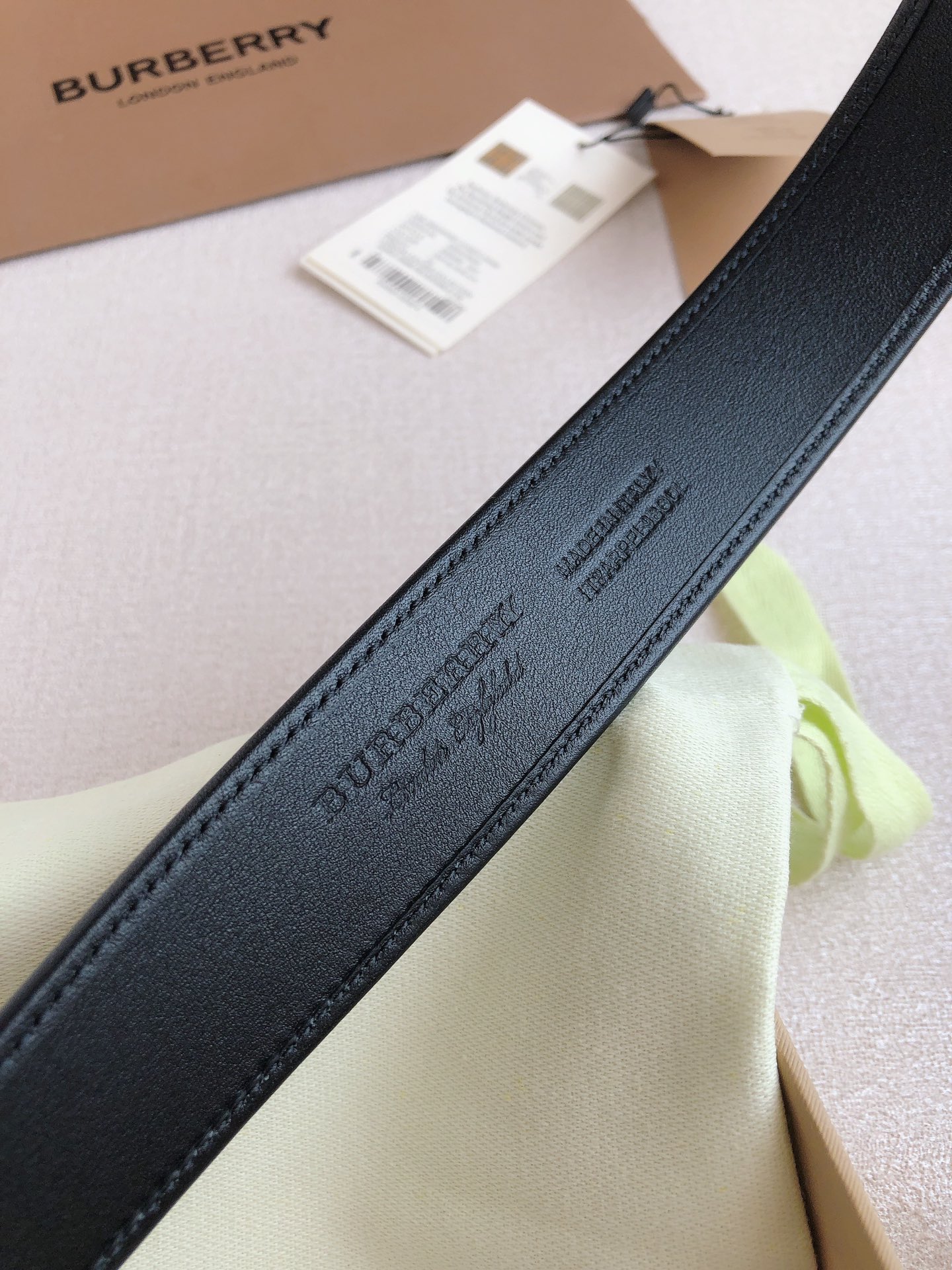 Burberryba Men’s Belts: Classic Leather Series with Fashion Buttons and Synchronised Cabinets - 图片 9