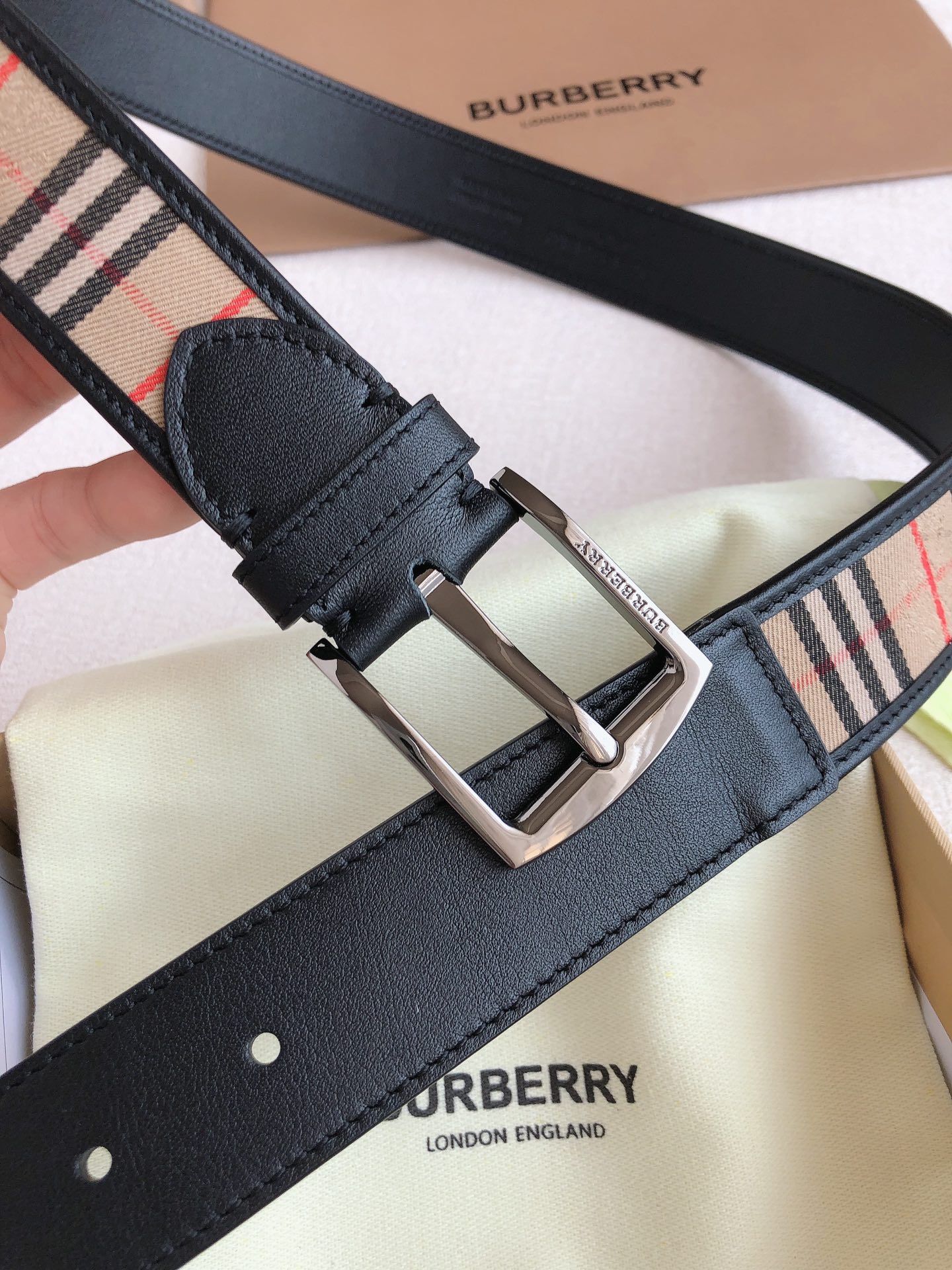 Burberryba Men’s Belts: Classic Leather Series with Fashion Buttons and Synchronised Cabinets - 图片 6