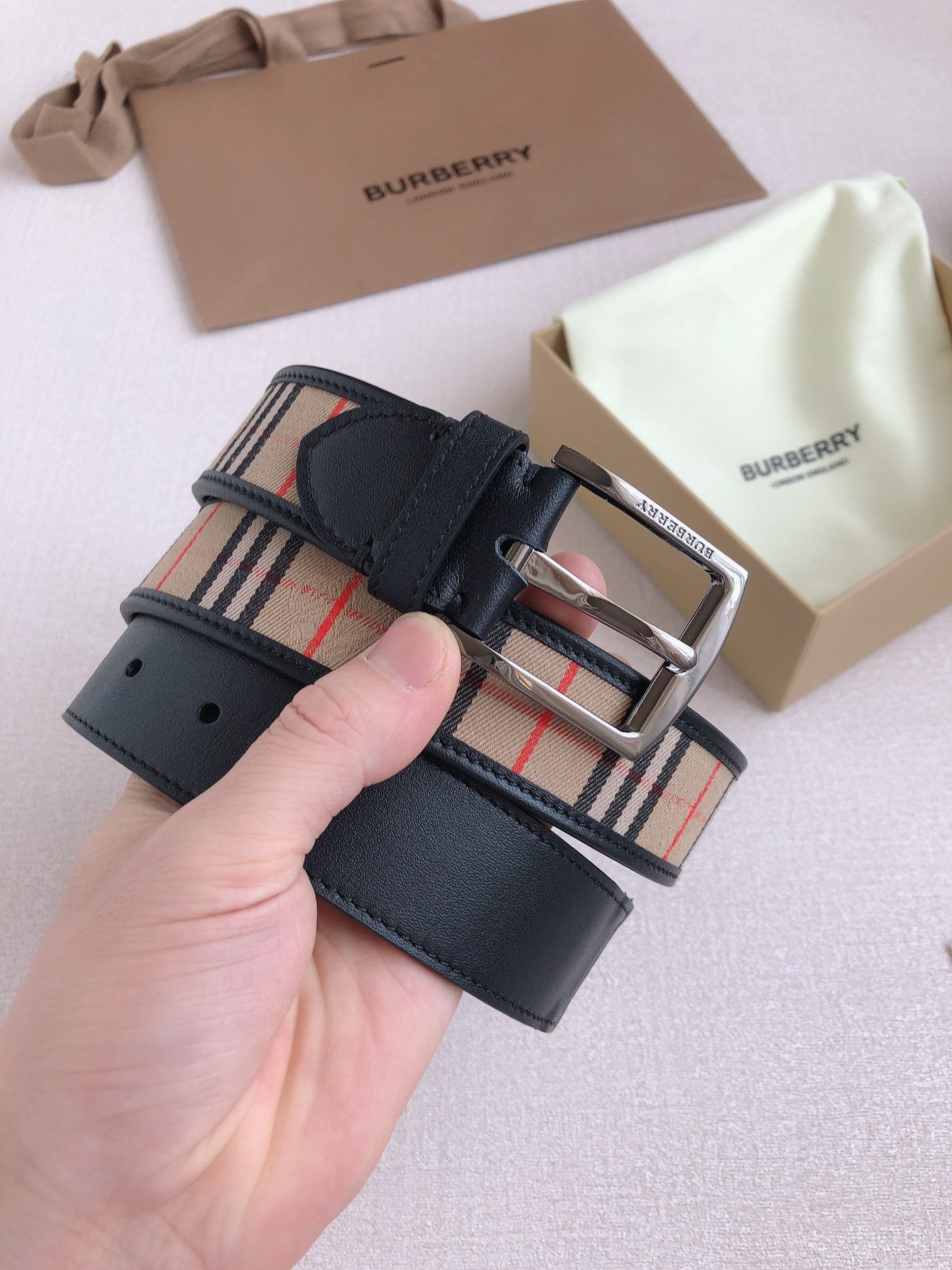 Burberryba Men’s Belts: Classic Leather Series with Fashion Buttons and Synchronised Cabinets - 图片 3