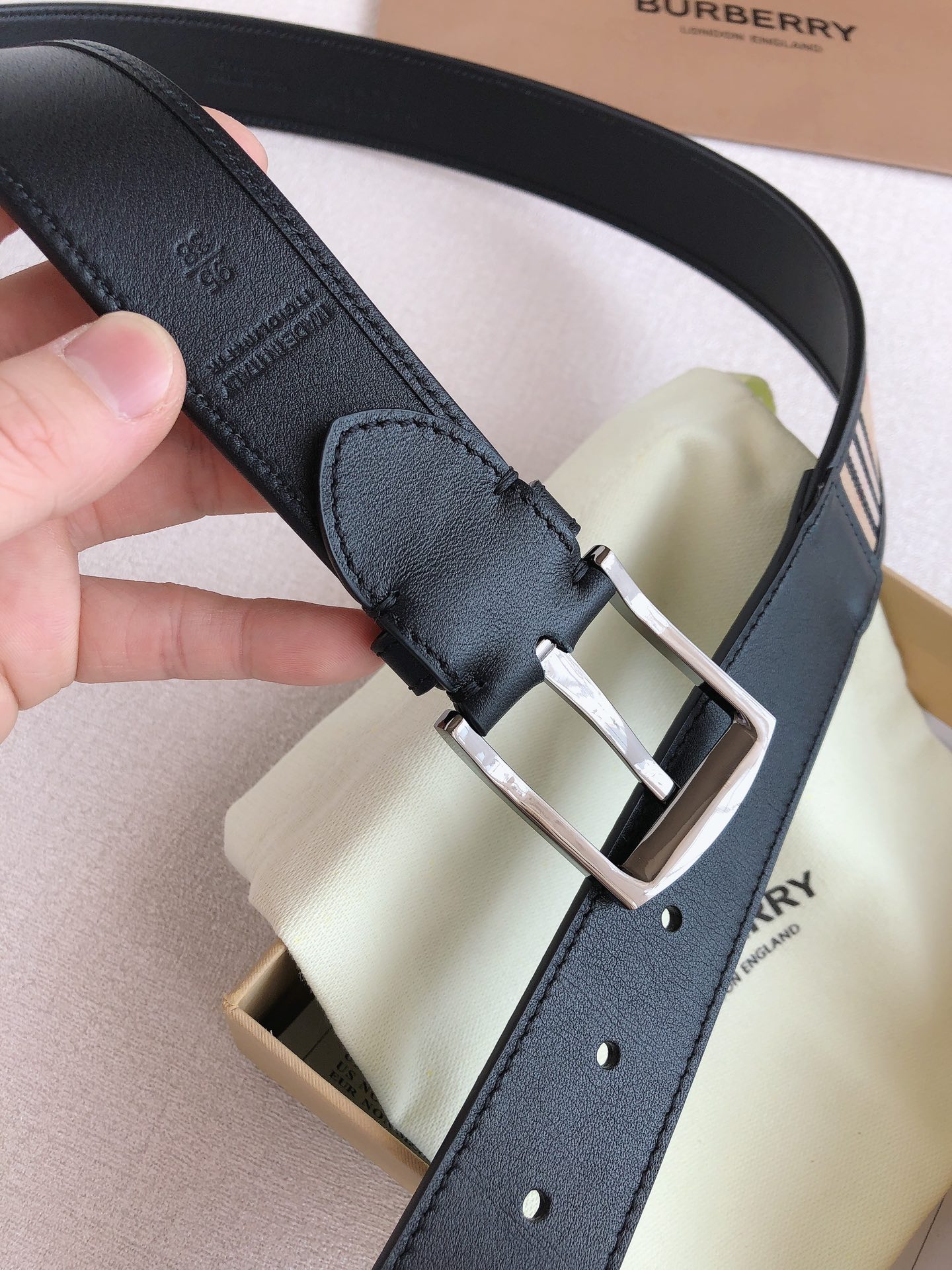 Burberryba Men’s Belts: Classic Leather Series with Fashion Buttons and Synchronised Cabinets - 图片 7