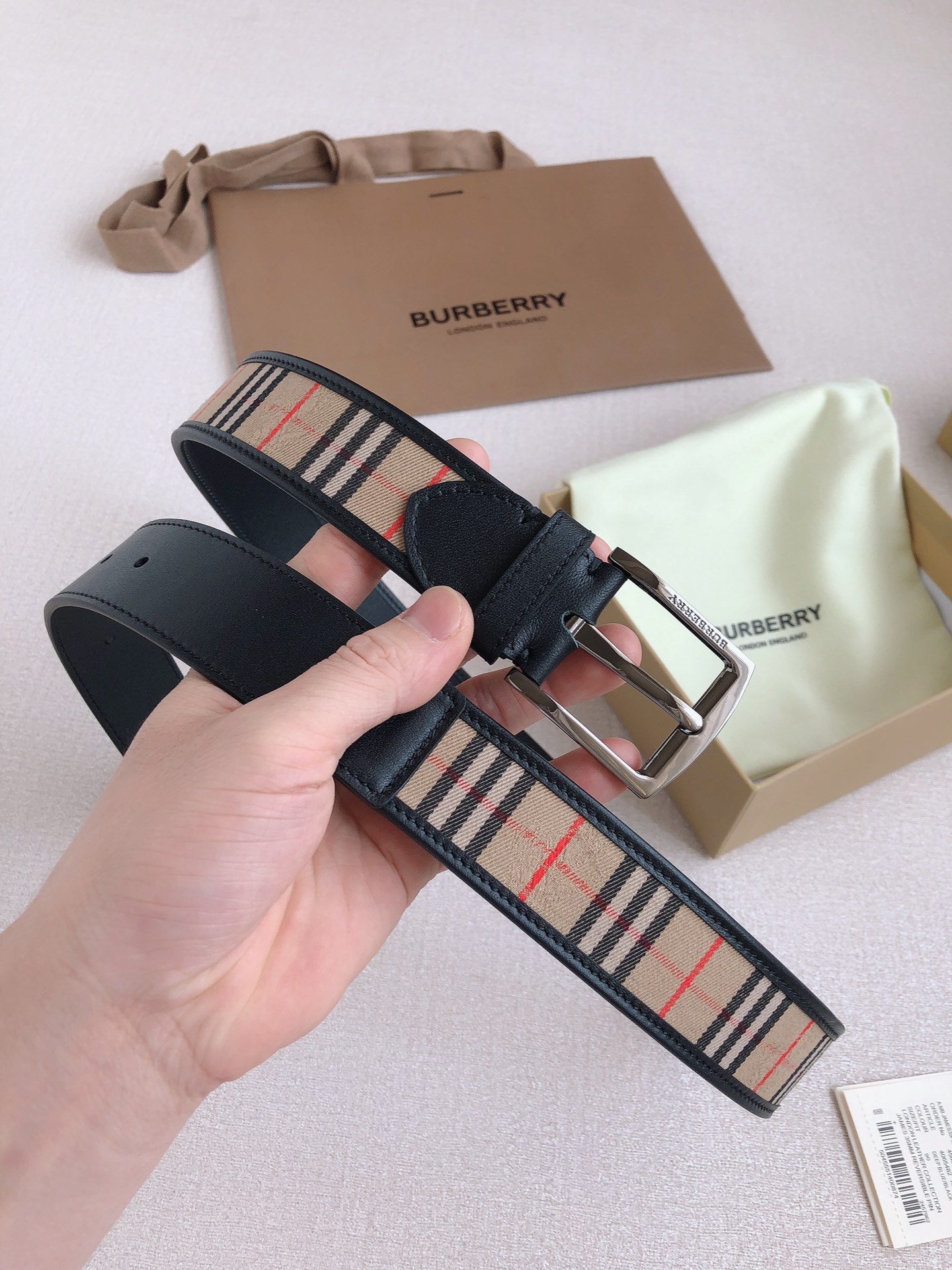 Burberryba Men’s Belts: Classic Leather Series with Fashion Buttons and Synchronised Cabinets - 图片 2