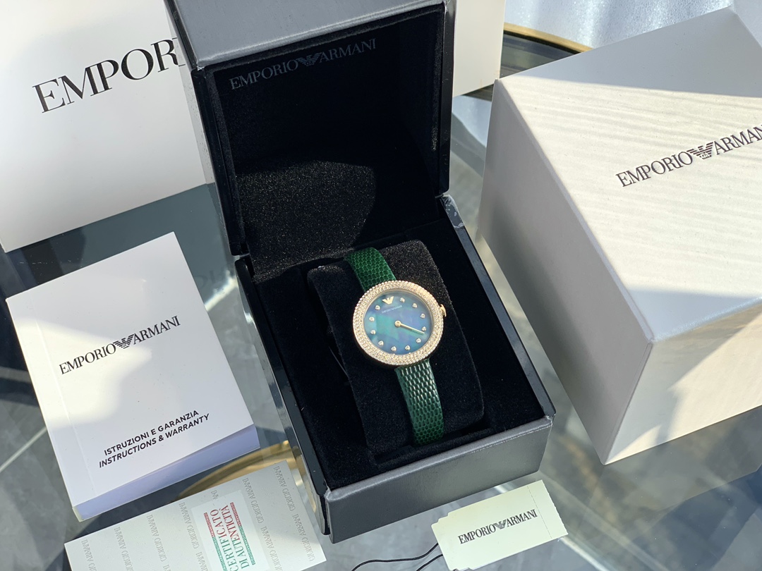 El reloj de mujer informal y moderno de Armani, el mismo modelo que Tong Liya, muestra la belleza de la muñeca, la post…