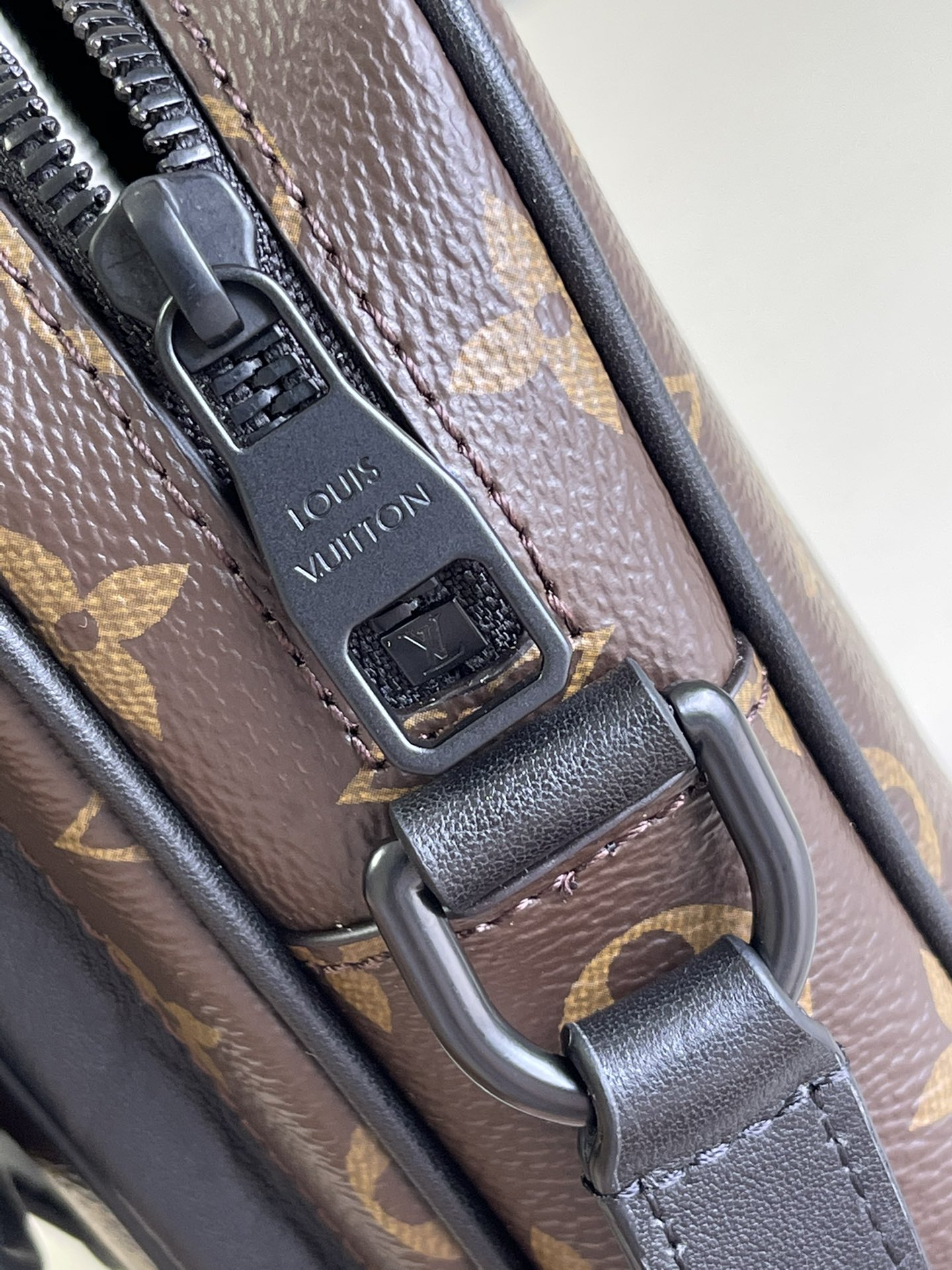 Louis Vuitton LV Christopher Wearable Wallet相机包M69404