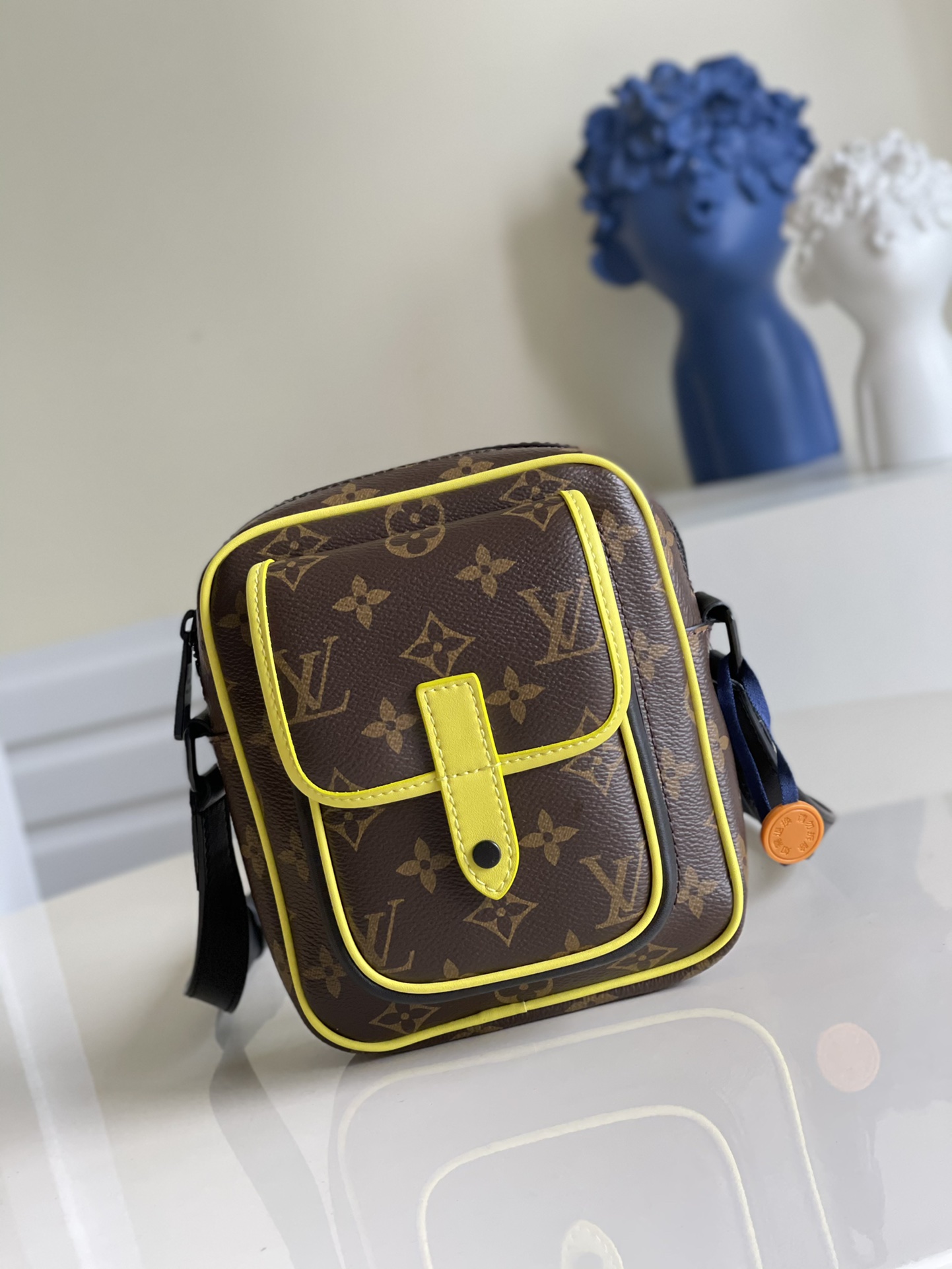 NO:397403,【Exclusive real photo M69404 yellow】Christopher mini handbag is made of Louis Vuitton's iconic Monogram Macassar material and matte metal parts, paired with adjustable shoulder straps, and the dynamic atmosphere bursts out immediately. It also has a spacious compartment and front pocket, providing a modern way to carry everyday needs. Monogram Macassar coated canvas and cowhides, cowhides, fabric lining, adjustable shoulder straps, front pockets are equipped with leather hook buckles and patch pockets!  Size: 15x17x8CM a.530, LV【Original Leather】,louis vuitton,louis vuitton,cowhide19860909【独家实拍M69404黄】Christopher 迷你手袋取材路易威登标志性 Monogram Macassar 材质和哑光金属件,搭配可调节肩带,动感气息随即迸发.另设有宽敞隔层和前袋,为携带日常所需提供摩登之法.Monogram Macassar 涂层帆布和牛皮一牛皮饰边一织物内衬一可调节肩带一前袋配有皮革钩扣一内贴袋！尺寸:15x17x8CM a.530,LV【原厂皮】,louis vuitton,louis vuitton,cowhide,Bag
