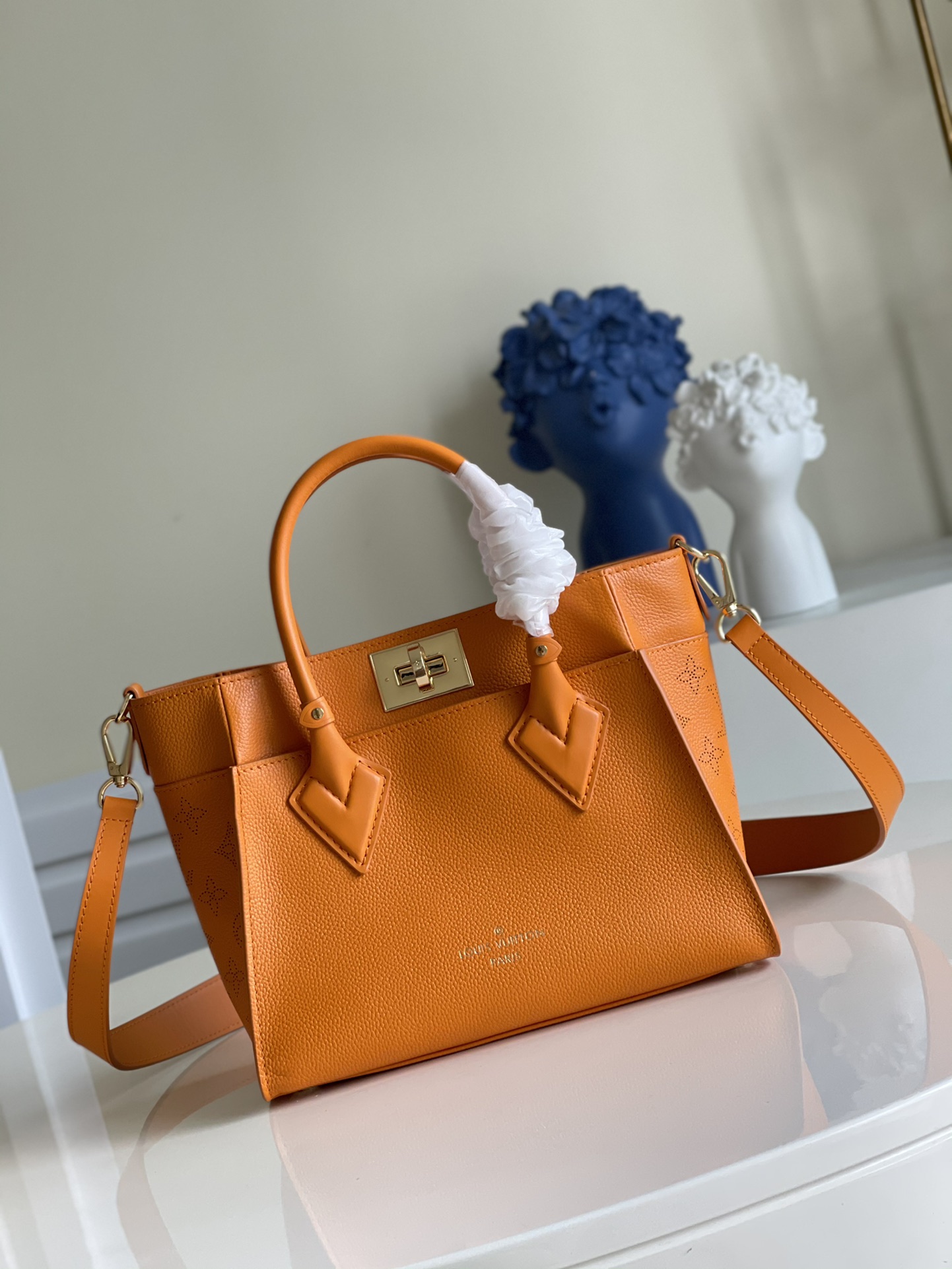 NO:396996,【Exclusive real photo M57728 orange】ON MY SIDE small handbag This On My Side small handbag combines soft calfskin with classic Monogram canvas side lining, which allows you to have a shoulder and crossbody experience with a removable wide shoulder strap. The top handle also adds a handheld or elbow sling option. Large outer bags are easy to pick up and hold items. Detailed features 25 x 20 x 12 cm q.1050, LV [original leather], louis vuitton, cowhide19860909【独家实拍M57728橙色】ON MY SIDE 小号手袋 本款 On My Side 小号手袋融合柔软小牛皮与经典 Monogram 帆布侧衬,以可拆卸宽幅肩带实现肩背和斜挎体验,顶部手柄再添手拎或肘挎选择.大号外袋便于取放物品.详细特征25 x 20 x 12 厘米q.1050,LV【原厂皮】,louis vuitton,cowhide,Bag