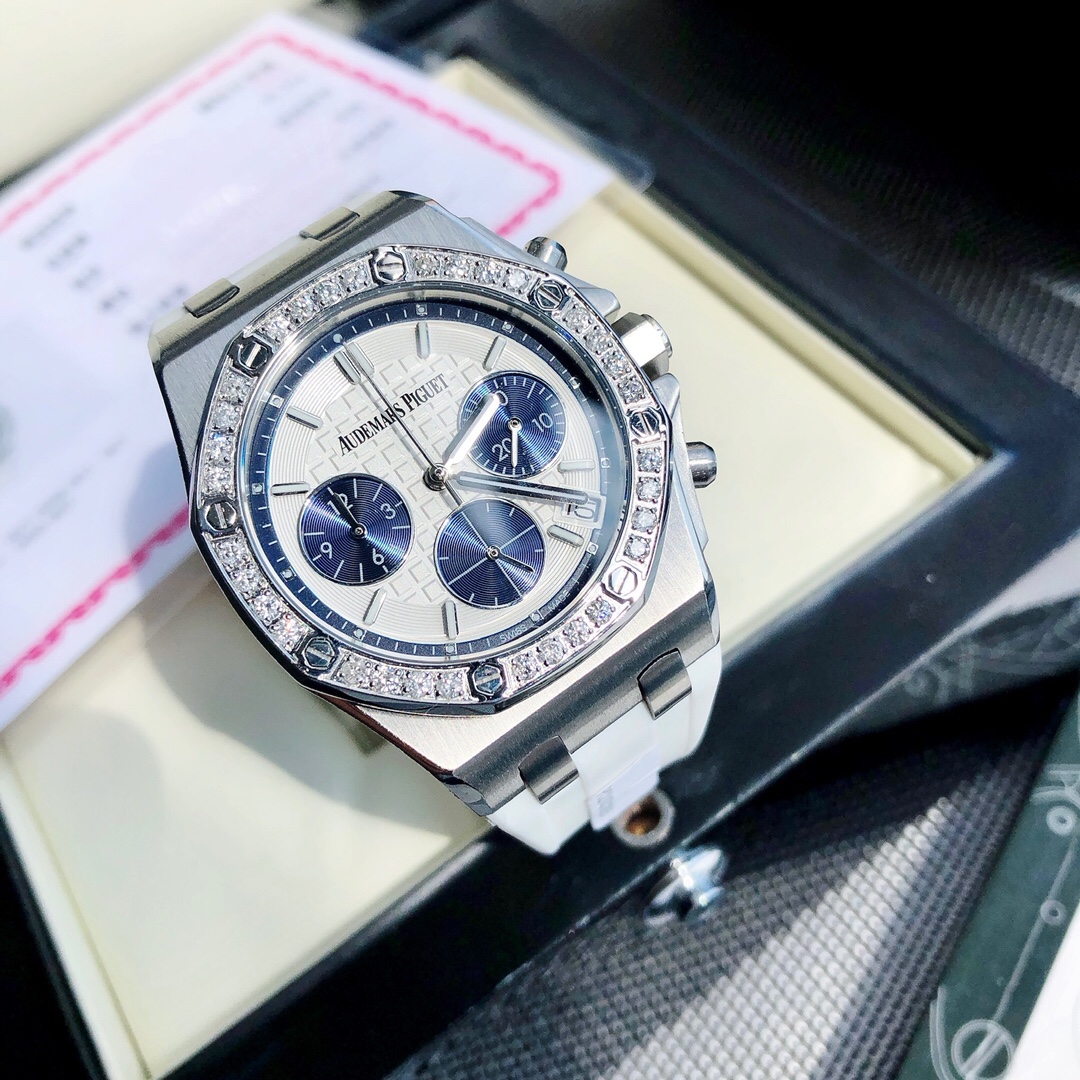 Audemars Piguet 最新皇家橡树离岸系列计时石英腕表 当下最热门的爱彼女式腕表之一 A P-爱彼皇家橡树离岸型系列