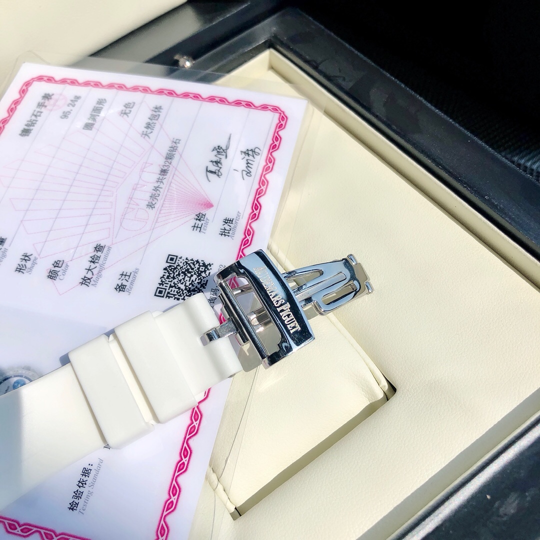 Audemars Piguet 最新皇家橡树离岸系列计时石英腕表 当下最热门的爱彼女式腕表之一 A P-爱彼皇家橡树离岸型系列