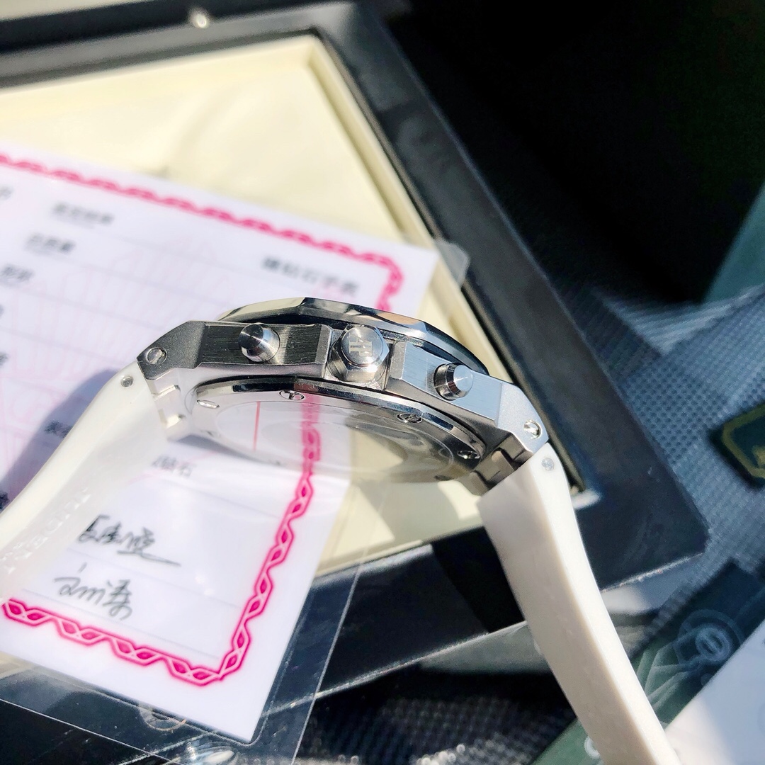 Audemars Piguet 最新皇家橡树离岸系列计时石英腕表 当下最热门的爱彼女式腕表之一 A P-爱彼皇家橡树离岸型系列