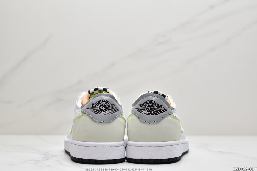 250  Jordan Brand 明显主推鞋款改为了更加适合夏天的 Air Jordan 1 Low OG DM7837-103