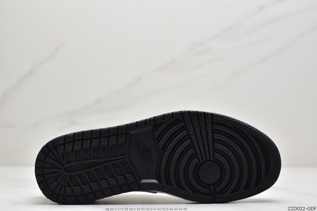 250  Jordan Brand 明显主推鞋款改为了更加适合夏天的 Air Jordan 1 Low OG DM7837-103