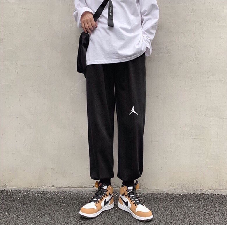 认准源头厂家 语音即可秒单 输出可刀

代发  ,毒家原扣原标小毛圈 35 【aj小标卫裤】
Air Jordan乔丹AJ 经典印花款双色百搭运动休闲卫裤，男女同款情侣款纯棉经典又百搭 休闲又兼具造型感 可以搭配不同风格的鞋子 真正的百搭神裤，网红潮流必入款！
百搭潮品 ，情侣必备神器
颜色：黑色，灰色
尺码M到2XL