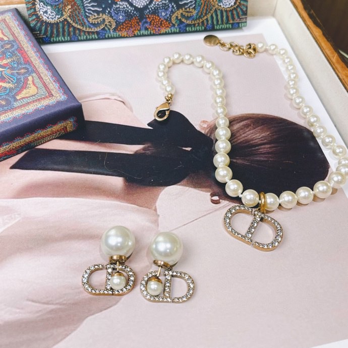 NO:104006,80 earrings 90 necklace New CD retro gold rhinestone pearl earrings/necklace Super super beautiful!  Retro charming bronze color paired with Swarovski Phantom silver-gray rhinestones, very, very high-end!  !  !  Dior necklace Dior stud earrings Dior swarovski earrings necklace1986090980耳钉90项链 新款CD复古古金水钻珍珠耳环/项链 超级超级美！复古的有韵味的古铜色搭配施华洛世奇魅影银灰色水钻,非常非常高级！！！,Dior项链Dior耳钉,dior,swarovski,earrings,necklace,Jewelry