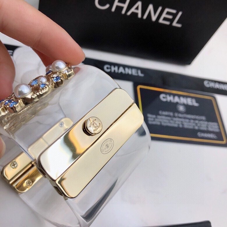 Chanel 香奈儿 新款钻水双C logo树脂透宽明手镯不同款式同不价格😎😎😎