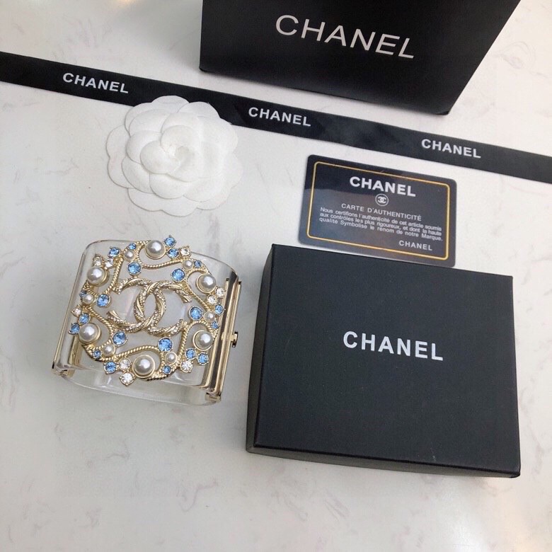 Chanel 香奈儿 新款钻水双C logo树脂透宽明手镯不同款式同不价格😎😎😎