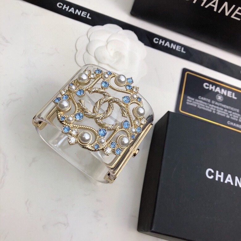 Chanel 香奈儿 新款钻水双C logo树脂透宽明手镯不同款式同不价格😎😎😎