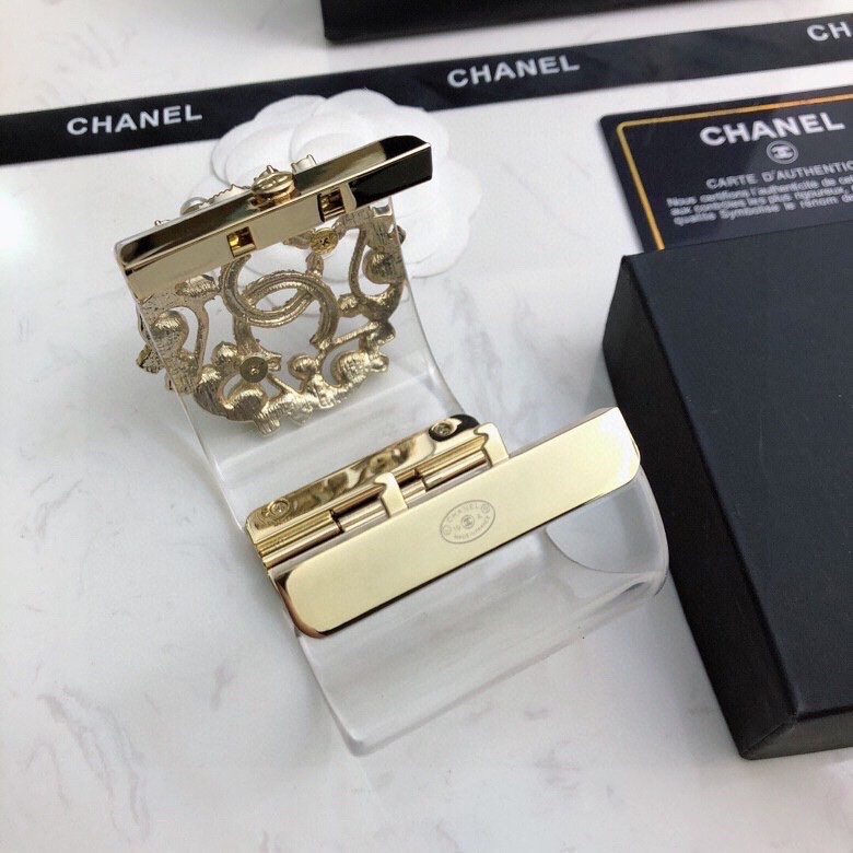 Chanel 香奈儿 新款钻水双C logo树脂透宽明手镯不同款式同不价格😎😎😎