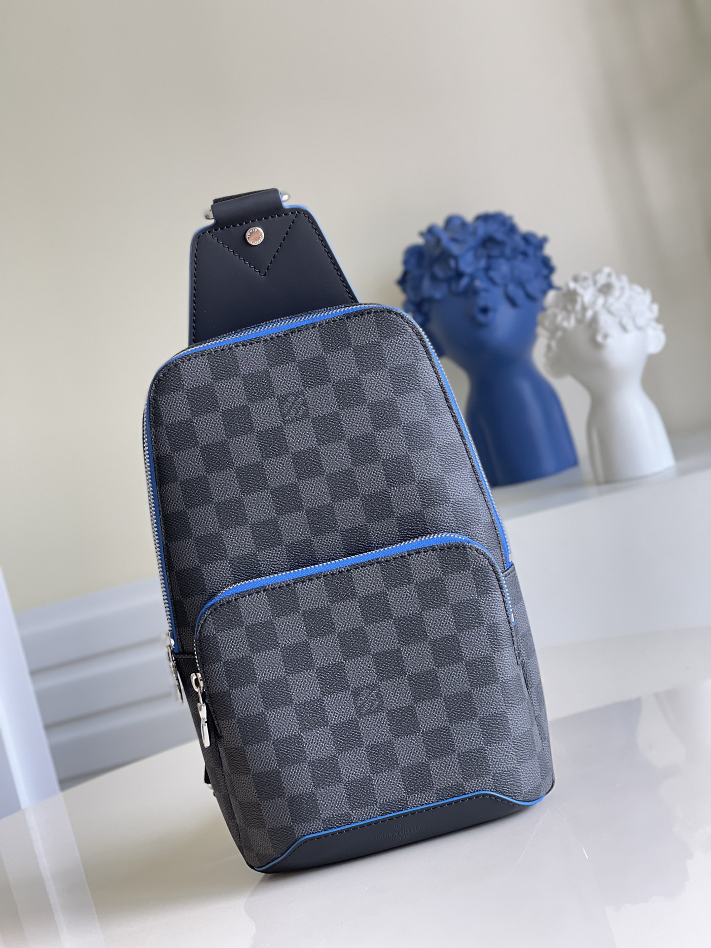 NO:397005,【Exclusive real photo N40008 blackg】Breast bag series AVENUE shoulder bag This Damier Graphite canvas shoulder bag is the perfect companion for urban life, small and fashionable, showing a casual and uninhibited attitude. The 'smart' shoulder strap design is suitable for left or right shoulder carrying. Improve the comfort of the back carrying; the double zipper opening and closing design ensures that valuables are placed without any security. Size 20x31x10cm m.550, LV [original leather], louis vuitton, shoulder bags19860909【独家实拍N40008黑格】 胸包系列 AVENUE 单肩包 此款Damier Graphite帆布面料的单肩包是都市生活的完美伴侣小巧而时髦,展现休闲而不羁的态度.“智能”肩带设计,适合左肩或右肩背携.改善背携舒适度的造型设计；双拉链开合设计,确保贵重物品安放无虞.尺寸20x31x10cm m.550,LV【原厂皮】,louis vuitton,shoulder bags,Bag