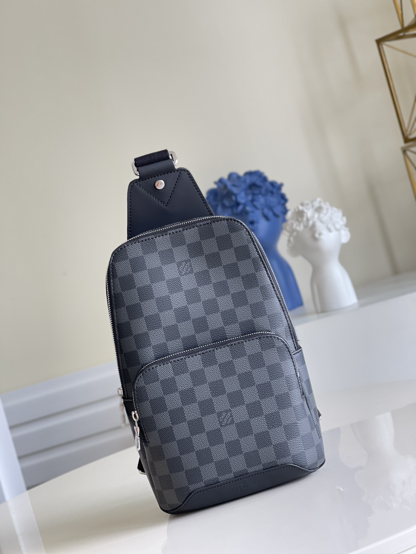 NO:397008,【Exclusive real photo N41719 blackg】Breast bag series AVENUE shoulder bag This Damier Graphite canvas shoulder bag is the perfect companion for urban life, small and fashionable, showing a casual and uninhibited attitude. The 'smart' shoulder strap design is suitable for left or right shoulder carrying. Improve the comfort of the back carrying; the double zipper opening and closing design ensures that valuables are placed without any security. Size 20x31x10cm m.550, LV [original leather], louis vuitton, shoulder bags19860909【独家实拍N41719黑格】 胸包系列 AVENUE 单肩包 此款Damier Graphite帆布面料的单肩包是都市生活的完美伴侣小巧而时髦,展现休闲而不羁的态度.“智能”肩带设计,适合左肩或右肩背携.改善背携舒适度的造型设计；双拉链开合设计,确保贵重物品安放无虞.尺寸20x31x10cm m.550,LV【原厂皮】,louis vuitton,shoulder bags,Bag