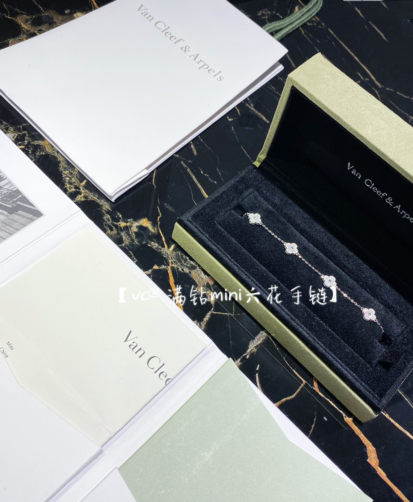 NO:632493,88260 [vc@ Full diamond mini six-flower bracelet] ·12 fine high-carbon diamonds on each flower ·Drilled holes on the back with consistent veins and molding ·The flowers can stand independently on a flat surface, not a thin version that cuts corners, and feels thick and thick  I purchased and developed Z for 68,000 yuan and finally made it for me. There are thousands of versions on the market. After reading Z, you will understand that only our products can catch the eye of high-end babies. HK only has two kinds in stock. You must know that the 6-flowered mini four-leaf clover with full diamonds is hard to find in stock. Sometimes it takes more than a year to pre-order Z, so if you encounter it, even if it is priced at 68,080 yuan, you will not hesitate to buy it. Bracelet, Cartier high-end jewelry1986090988260【vc@ 满钻mini六花手链】 ·每颗小花上12颗精细高碳钻 ·背面钻孔树脉纹路一致z开模 ·花朵可以独立立在平面上,不是偷工减料的单薄版本,厚实感有厚度 Z六万八购入开发,终于给我做出来了,市面上万万千版本,,再看了Z之后,你就懂得仅有只有我们家出品的能入得了高级宝宝们的法眼,HK仅有只有两条现货,要知道满钻的6花mini四叶草现货是可遇不可求的,有时候Z预订都要一年多,所以遇到了,就算6万八天价,都要毫不犹豫的拿下,,bracelet,卡迪亚高端饰品,Jewelry