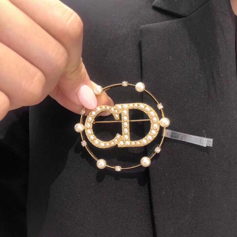 官网新款 Dior 迪奥 CD字母珍珠 胸针💎 原版一摸一样的原单货！✨每一个细节媲美专柜正品，业内仅此