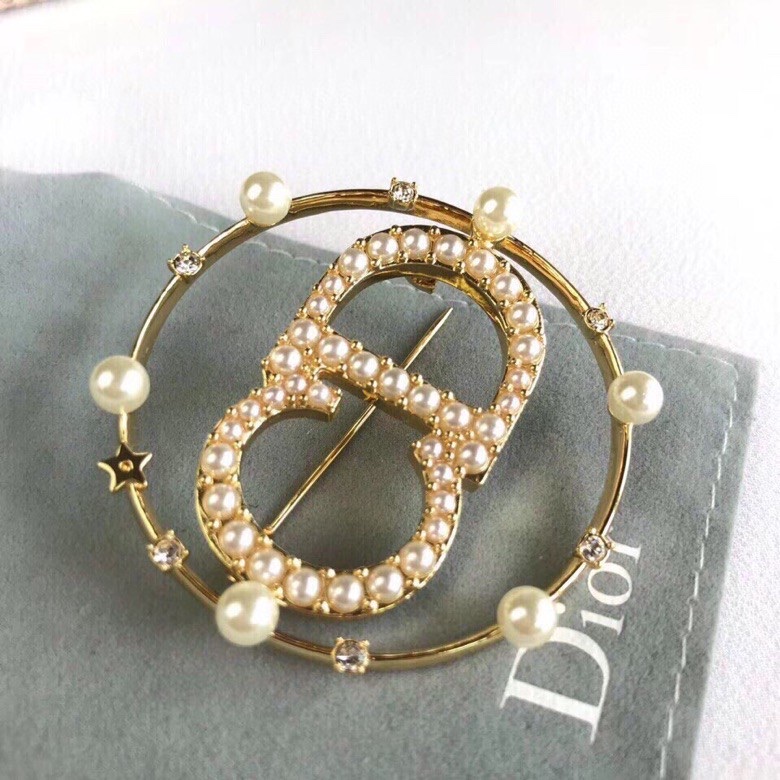 官网新款 Dior 迪奥 CD字母珍珠 胸针💎 原版一摸一样的原单货！✨每一个细节媲美专柜正品，业内仅此
