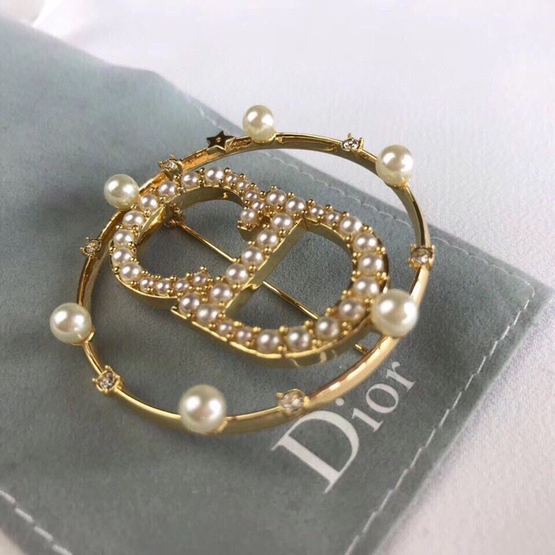 官网新款 Dior 迪奥 CD字母珍珠 胸针💎 原版一摸一样的原单货！✨每一个细节媲美专柜正品，业内仅此