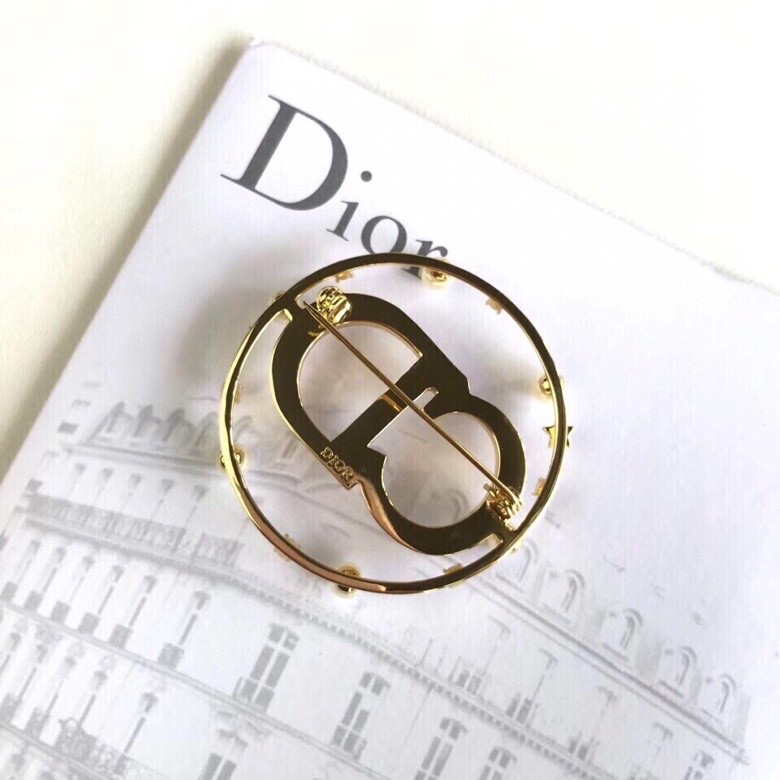 官网新款 Dior 迪奥 CD字母珍珠 胸针💎 原版一摸一样的原单货！✨每一个细节媲美专柜正品，业内仅此
