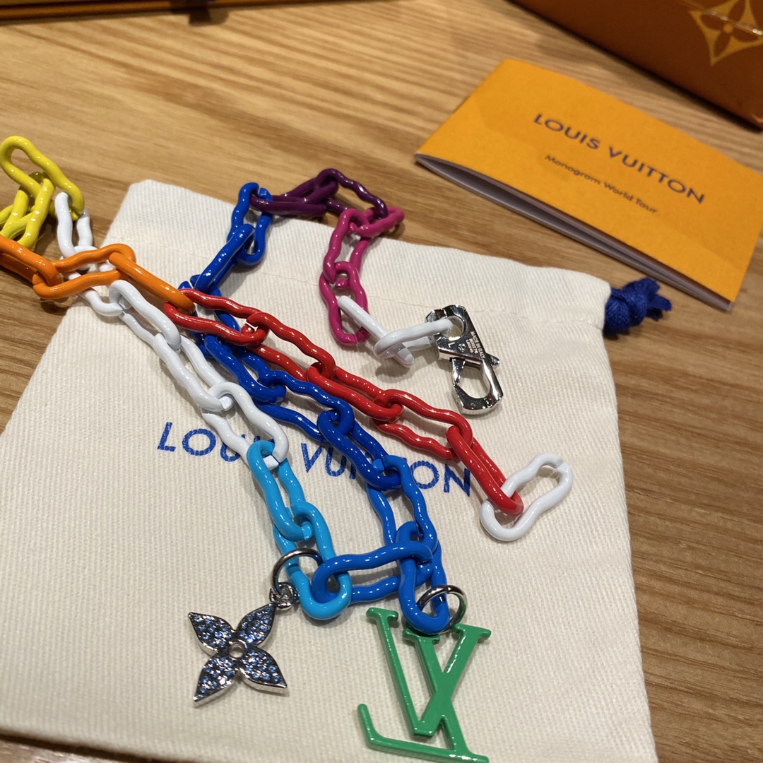 💰 160 现货 LV  路易威登 Louis Vuitton 限量款彩虹🌈炫彩项链情侣款项
21年春夏秀场的云朵幻境主题，以品牌创新印花工艺为链环呈现泥土效果，展现经典珠宝设计的摩登演绎，泥土效果手作链条，漆光效果Monogram图案，定做龙虾扣，独家定制钛钢电镀漆光效果+工艺才出的这么一批好货！也是令人种草的一个重要原因。看惯了一味的金属古巴链，这种材质的手链真的是一眼爱！实物特别清新，男生女生都可以戴！强烈推荐必入的一款lv手链！链长：55左右