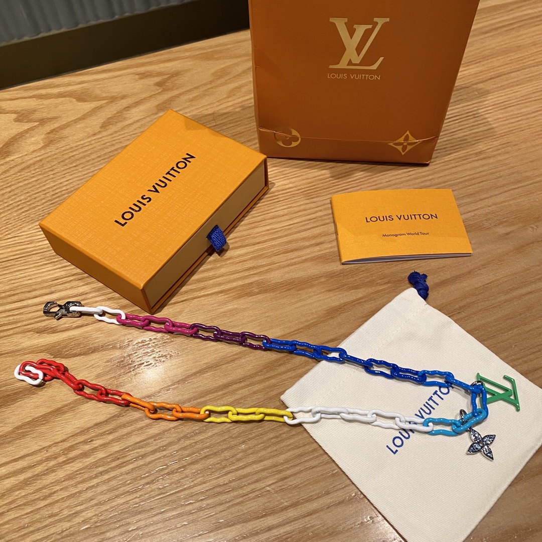 💰 160 现货 LV  路易威登 Louis Vuitton 限量款彩虹🌈炫彩项链情侣款项
21年春夏秀场的云朵幻境主题，以品牌创新印花工艺为链环呈现泥土效果，展现经典珠宝设计的摩登演绎，泥土效果手作链条，漆光效果Monogram图案，定做龙虾扣，独家定制钛钢电镀漆光效果+工艺才出的这么一批好货！也是令人种草的一个重要原因。看惯了一味的金属古巴链，这种材质的手链真的是一眼爱！实物特别清新，男生女生都可以戴！强烈推荐必入的一款lv手链！链长：55左右