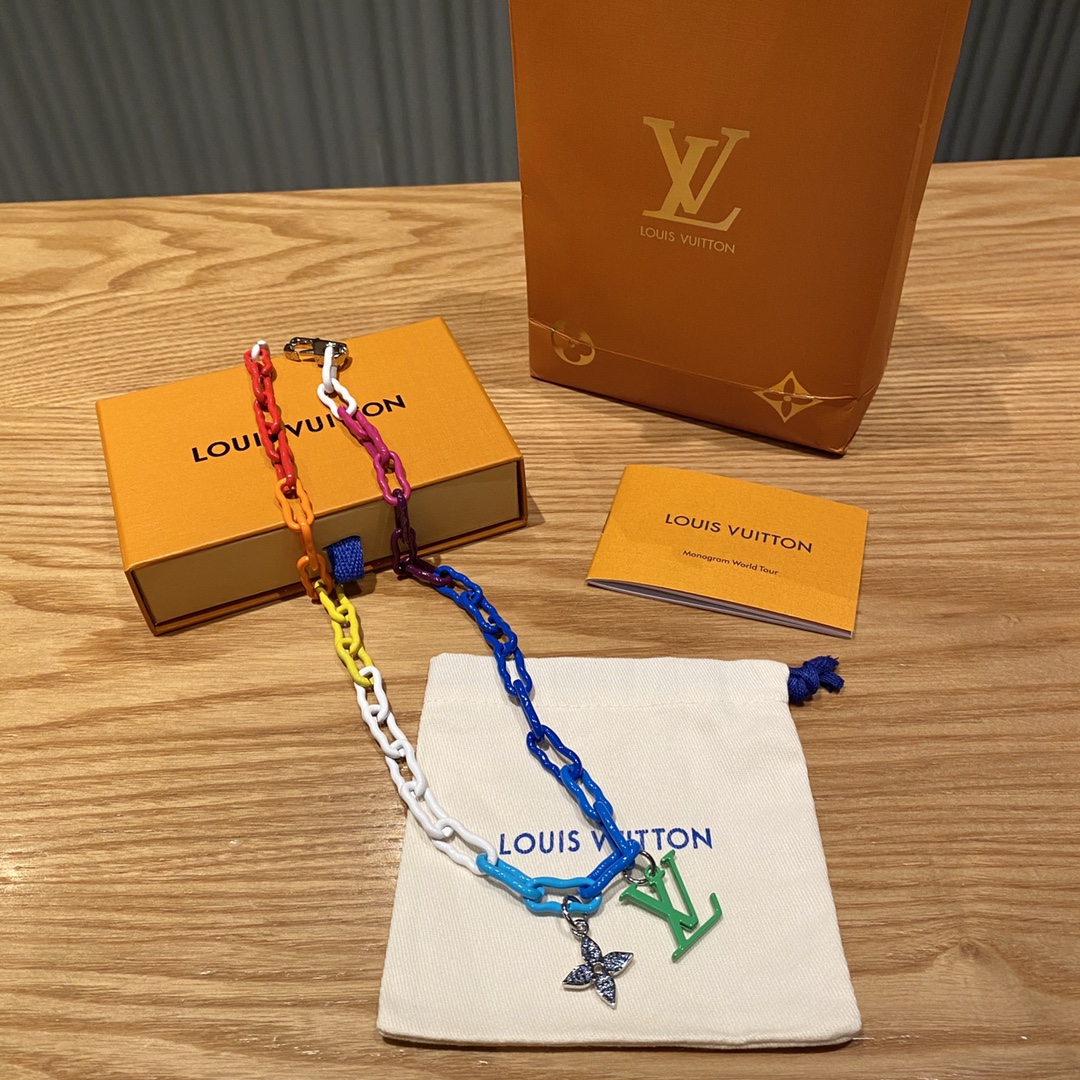 💰 160 现货 LV  路易威登 Louis Vuitton 限量款彩虹🌈炫彩项链情侣款项
21年春夏秀场的云朵幻境主题，以品牌创新印花工艺为链环呈现泥土效果，展现经典珠宝设计的摩登演绎，泥土效果手作链条，漆光效果Monogram图案，定做龙虾扣，独家定制钛钢电镀漆光效果+工艺才出的这么一批好货！也是令人种草的一个重要原因。看惯了一味的金属古巴链，这种材质的手链真的是一眼爱！实物特别清新，男生女生都可以戴！强烈推荐必入的一款lv手链！链长：55左右