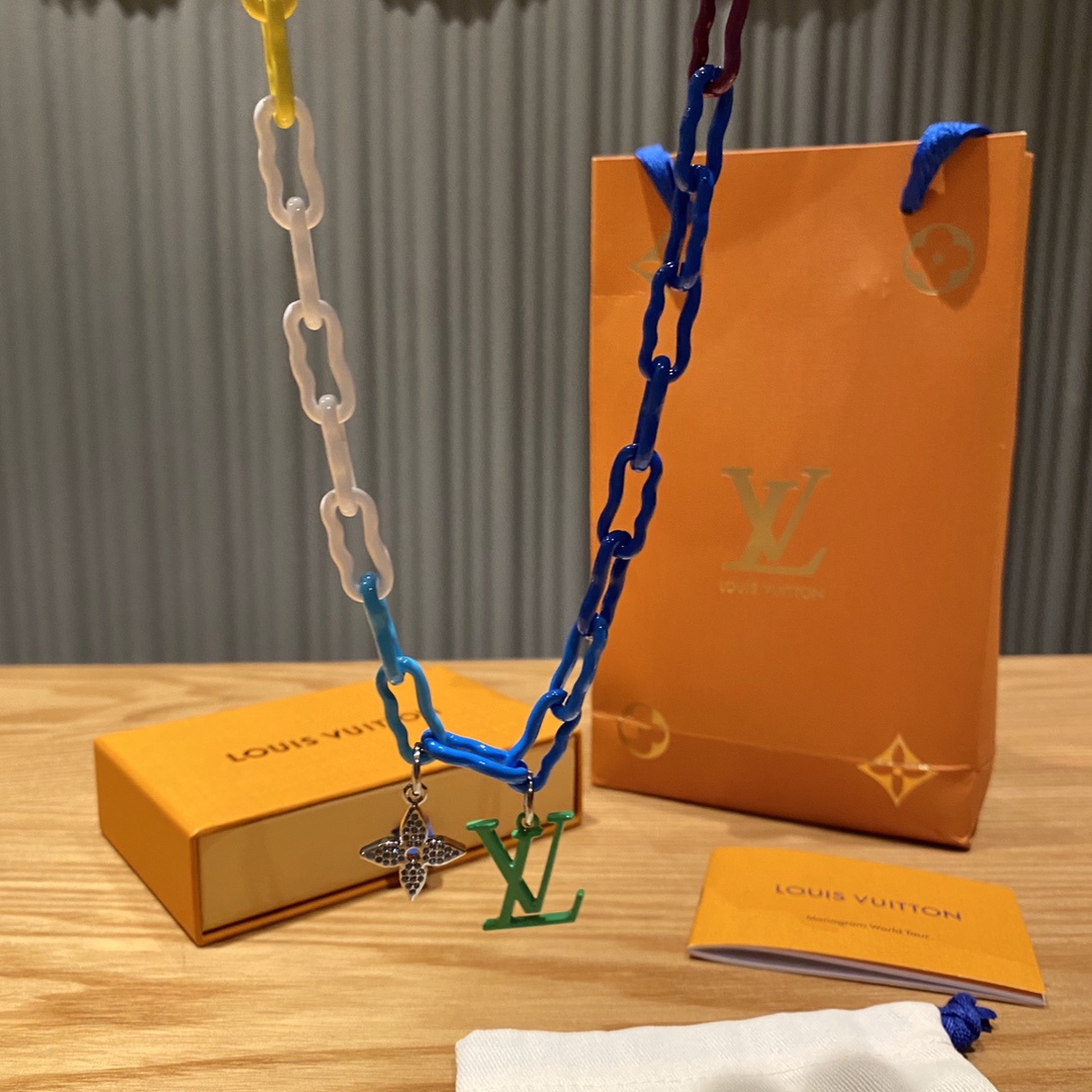 💰 160 现货 LV  路易威登 Louis Vuitton 限量款彩虹🌈炫彩项链情侣款项
21年春夏秀场的云朵幻境主题，以品牌创新印花工艺为链环呈现泥土效果，展现经典珠宝设计的摩登演绎，泥土效果手作链条，漆光效果Monogram图案，定做龙虾扣，独家定制钛钢电镀漆光效果+工艺才出的这么一批好货！也是令人种草的一个重要原因。看惯了一味的金属古巴链，这种材质的手链真的是一眼爱！实物特别清新，男生女生都可以戴！强烈推荐必入的一款lv手链！链长：55左右
