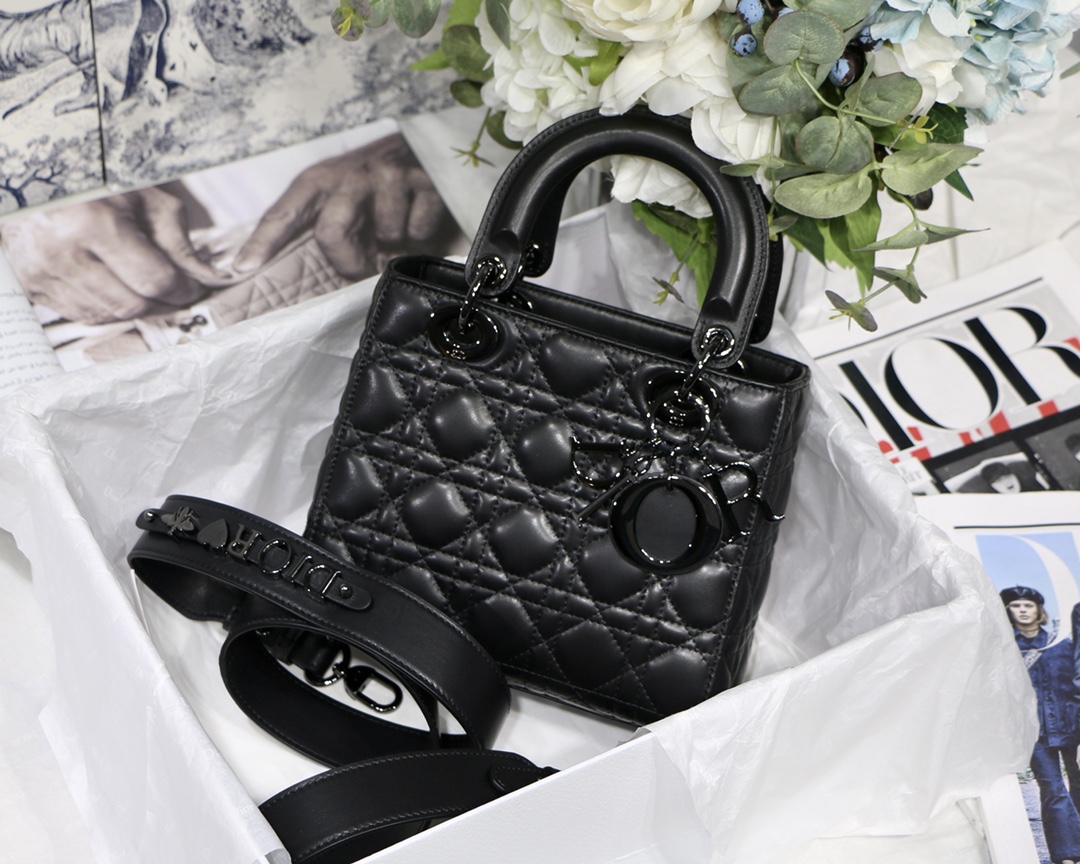 Sac Lady Dior Noir, quincaillerie couleur canon de fusil, badges, bandoulière large