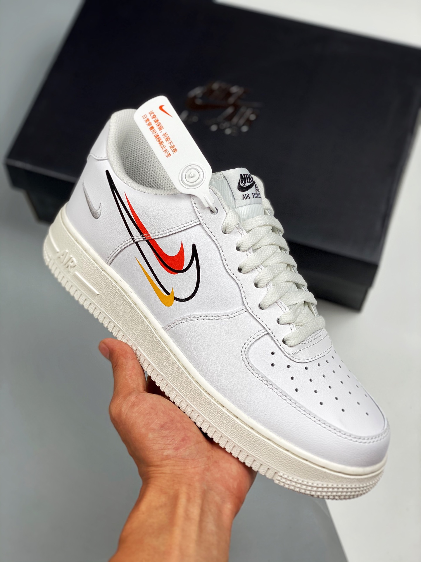 Air Force 1 blanco con swoosh multicolor, horma original, cartón original, estilo auténtico de Air Force, enfocado en c…